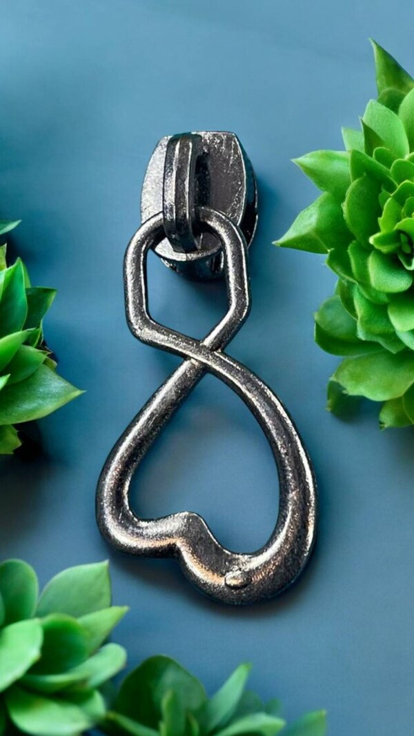 heart shaped slider available in 8 No.This zipper sliders feature decorative designs and unique finishes, adding a stylish element to bags and garments.Product SpecificationsUsage/ApplicationBag Color :- Black nickel , nicket & all colours,etc Material :- ZincSize/Dimension :- 8 NoExport quality sliderbest colour finishing Product Description#8 export quality, lead free, fancy slider for fancy ladies bags, travel bags, laptop bags, school bags etc.
