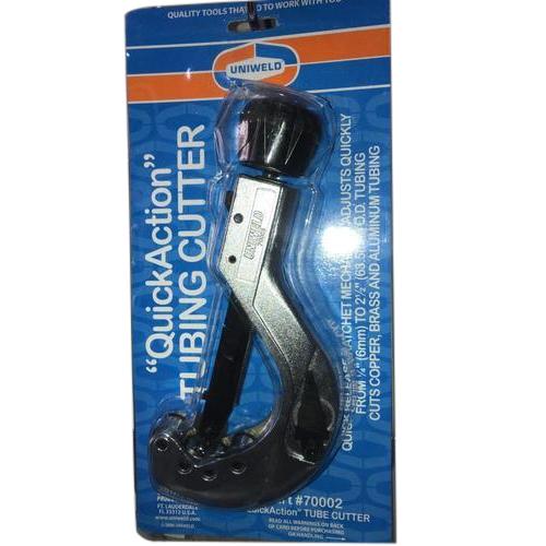 The 70002 cutter comes with a spring-loaded ratchet cuter wheel feeding system allowing quick-action contact and release for tubing size adjustment. Two small and two large rollers ensure perfect cutting action on the smallest and the largest tubing capacities,