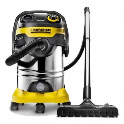 Energieeffizient und leistungsstark für die Reinigung im und ums Haus. Der Nass-/Trockensauger WD 5 V-25/5/22 überzeugt bei 1100 Watt Stromverbrauch mit den besten Reinigungsergebnissen bei trockenem, nassem, feinem oder grobem Schmutz. Das Gerät besitzt einen robusten 25-Liter-Kunststoffbehälter, ein 5-Meter-Kabel, einen 2,2 Meter langen Saugschlauch mit abnehmbarem, elektrostatisch geschütztem Handgriff, eine umschaltbare Bodendüse, Flachfaltenfilter und Vliesfilterbeutel. Der Flachfaltenfilter eignet sich für nonstop Nass- und Trockensaugen ohne Filterwechsel. Dank patentierter Filter Entnahmetechnik lässt sich der Filter in Sekundenschnelle ausbauen, ganz ohne Schutzkontakt. Durch die Betätigung der Abreinigung Taste wird der Filter effizient gereinigt und die Saugleistung schnell wieder hergestellt. Der abnehmbare Handgriff erlaubt eine direkte Anbringung des Zubehörs am Saugschlauch. Dieser kann platzsparend und sicher verstaut werden, indem der Schlauch am Gerätekopf fixiert wird. Rohre und Bodendüse können ebenfalls schnell und bequem in der am Bumper vorgesehenen Parkposition bei Arbeitsunterbrechungen zwischengeparkt werden.