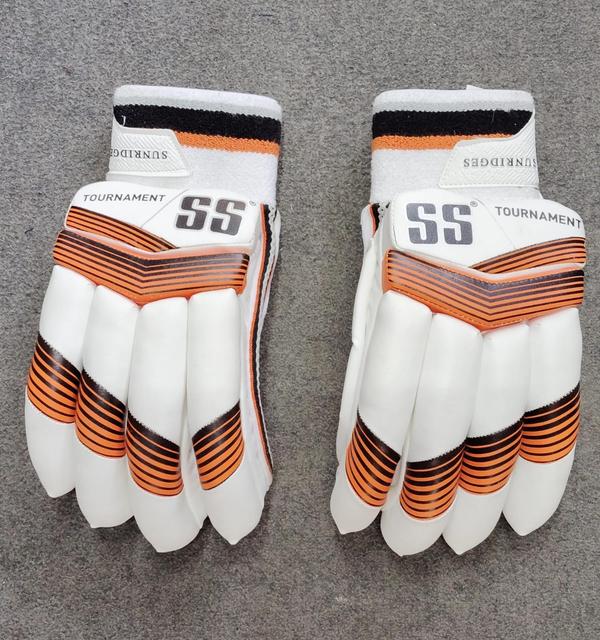 TOURNAMENTTRADITIONALSERIES• Soft sheep leather palm for snug fit andcomfort• Light weight korean PU covered pre-shapedplastozote fingers• Fiber inserts on top of every finger for extraprotection• Mesh gusset for air ventilation• Reinforced padded palm panel• Soft back on the inside of the back hand forflexibility and comfort• Double sided sweat band• Embossed wrist tab fitted with 50mm velcro• Inside lining of towel• Super soft sheep leather palm for snug fit andcomfort• Light weight PU covered pre-shapedplastozote fingers• Fiber in two front fingers• Mesh gusset for air ventilation• Soft back on the inside of the back hand forflexibility and comfort• Double sided sweat band• Embossed wrist tab fitted with 50mm velcro