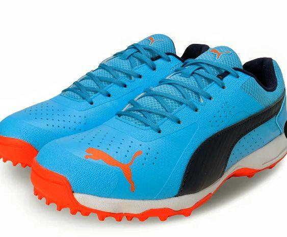 DescriptionSwing hard and run fast in the PUMA Cricket All-Rounder. A perforated upper and EVA midsole keep you cool and comfortable all innings. Built for control, an innovative pivot point lets you change direction on a sixpence. Play to win in these perfect-fitting, low-cut boots designed for pure performance.Low bootHeel type: PlatformShoe width: Regular fitShoe pronation: NeutralSynthetic upperRubber outsoleLow-cut construction around the heel areaPUMA Formstrip on lateral sidePUMA cat logo brandingLace fasteningStyle: 108240_03Color: PUMA Navy-Bonnie Blue-Rickie Orange