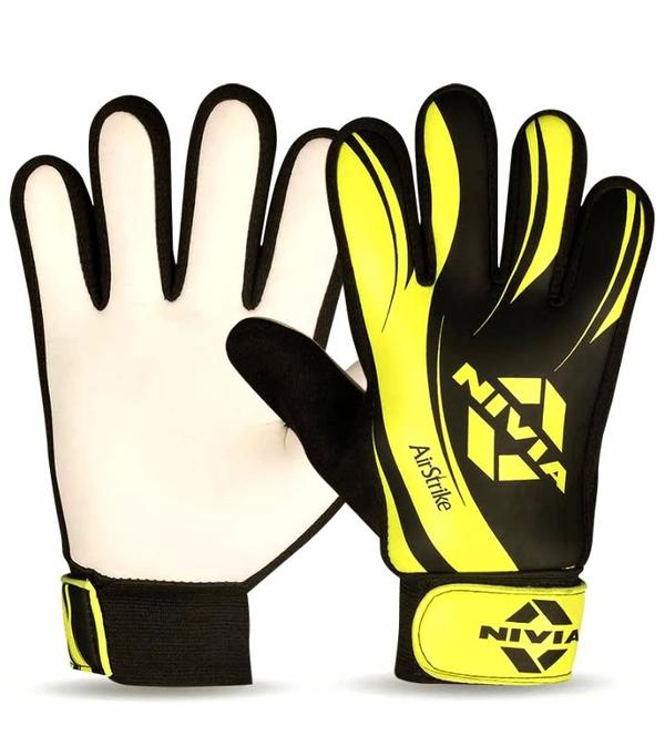 EXTRA GRIP AND DURABILITY IN ALL WEATHER CONDITIONSVENTED CUFF AND SLIT-WRIST CLOSURE FOR EXPANDED FREEDOM OF MOVEMENT AND EASY ENTRYMOST GOALKEEPERS PREFER GLOVES A LITTLE LARGER THAN THEY NEED, GIVING THEM A LARGER SURFACE AREA TO STOP THE BALL WITHOUT SACRIFICING CONTROLPOSITIVE CUT PROVIDES A GOOD AND COMFORTABLE FITRubber Palm-All Level