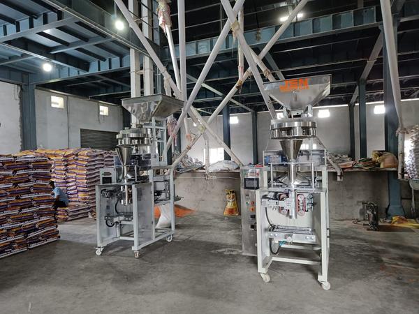 Full Pneumatic Collar Type Center Seal Pouch Packaging Machine for Granules Pouch Packaging.