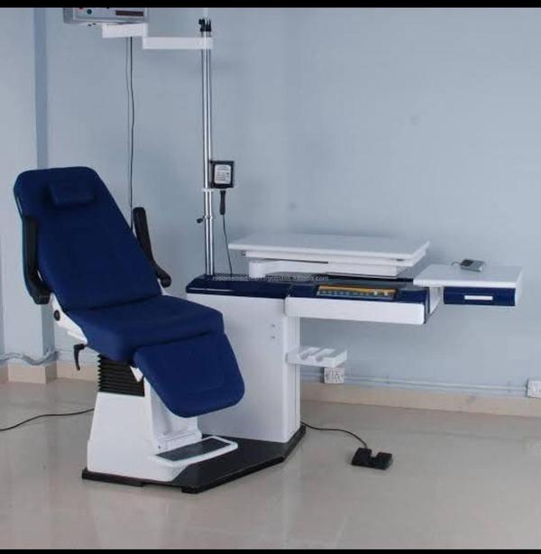 An ophthalmic chair unit is a specialized piece of equipment used in eye clinics and optometry practices to facilitate comprehensive eye examinations. It typically consists of:1. Chair:Adjustable height and reclining features for patient comfort.Rotational capabilities for easier access during the examination.Headrest for proper positioning during procedures.2. Instrument Stand:Holds essential diagnostic tools such as a slit lamp, phoropter, and ophthalmoscope.Often includes a counterbalanced arm for the phoropter to ensure smooth movement.3. Control Panel:Used for adjusting the chair’s position (up, down, recline, etc.).Sometimes integrates light controls for better visibility during examinations.4. Additional Features:Storage space for small tools.Attachments for other diagnostic instruments.