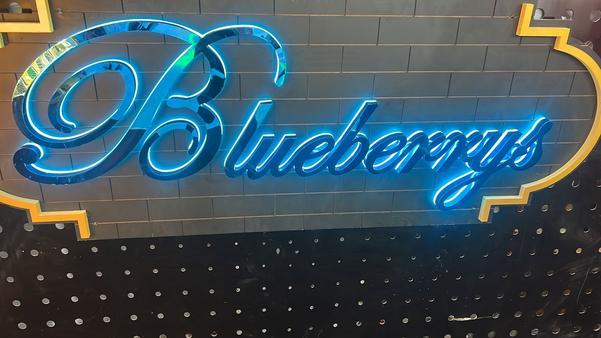 The stainless steel letters offer us several manufacturing possibilities, from letters with light both front and backlit, to flat letters. This type of stainless steel letter is effective both outdoors and indoors. 