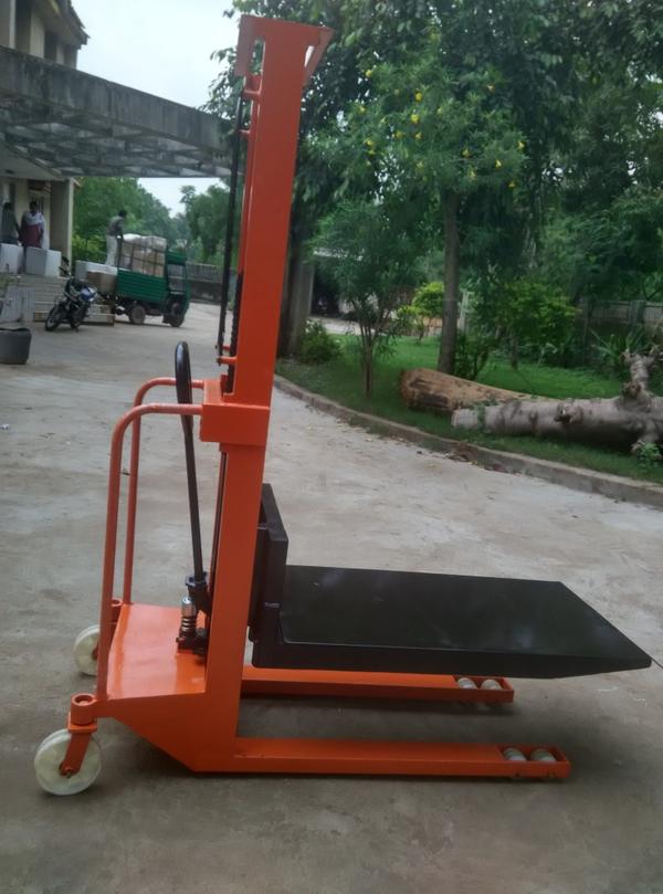 Manual Hydraulic Hand Stacker Manufacturers in Rajasthan/AhmedabadWe are also supply in Andhra Pradesh, Arunachal Pradesh, Assam, Bihar, Chhattisgarh, Goa, Gujarat, Haryana, Himachal Pradesh, Jharkhand, Karnataka, Kerala, Madhya Pradesh, Maharashtra, Manipur, Meghalaya, Mizoram, Nagaland, Odisha, Punjab, Rajasthan, Sikkim, Tamil Nadu, Telangana, Tripura, Uttar Pradesh, Uttarakhand, and West BengalA Manual Hydraulic Hand Stacker is a material-handling device designed to lift, lower, and transport heavy pallets and goods using a hydraulic pump mechanism. It operates without electricity, relying on manual pumping to raise the forks, making it an economical and eco-friendly alternative to powered stackers. With sturdy steel construction and ergonomic design, it provides safe and efficient lifting in warehouses, factories, and retail spaces. These stackers typically handle loads ranging from 500 kg to 2,000 kg and can lift goods to various heights, depending on the model. Ideal for small and medium-scale businesses, they enhance productivity while reducing manual labor strain.