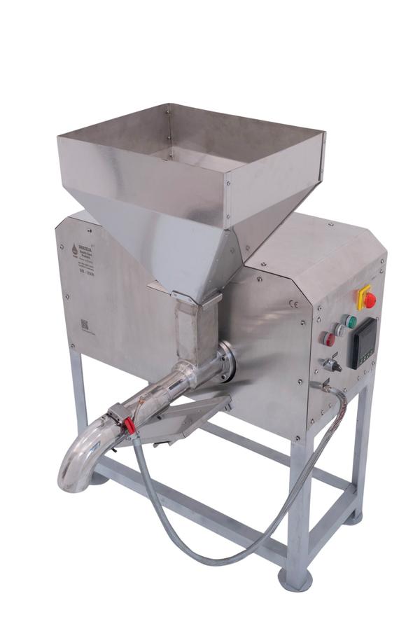 TYPE- COLD PRESS, INPUT VOLTAGE- 220-240 VOLT ACTOTAL POWER-3500WATT MOTOR POWER- 2HPPOWER CONSUMPTION- 3.5UNIT/1HR MACHINE EORKCAPICITY- 35-40 KG/HR CONTINUESWARRANTY-1 YEAR MOTOR & TEMPRETURE DISPLEY