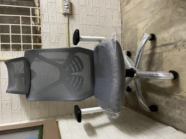 Mesh HB chair with head rest adjustment
