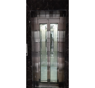 Automatic elevator doors are mechanized entry systems that open and close without manual effort. Controlled by the elevator’s logic system, these doors enhance safety, improve accessibility, and streamline the user experience. They are standard in modern lift systems across residential, commercial, and industrial buildings.