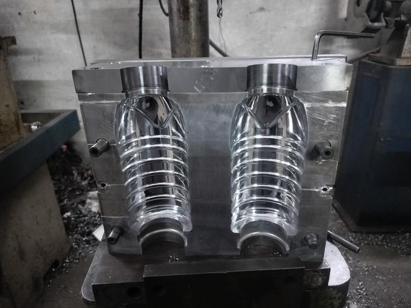 IntroductionIn the world of plastic manufacturing, precision tools play a vital role in shaping the products we use every day. One such essential tool is the blow mould die. Whether you're sipping from a water bottle, using plastic containers, or storing liquids in industrial drums, there's a high chance that blow moulding was involved. But what exactly is a blow mould die, and why is it so important? Let’s dive into the details.