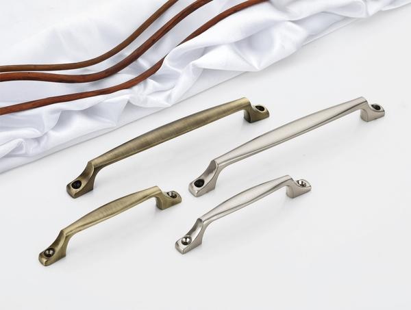 the DP-CH-013 Cabinet & Wardrobe Handles offer a sophisticated and durable solution for accentuating the design of wardrobes and doors. With their smoothly arched form, subtly flared bases with visible screw details, and a selection of refined palettes including antique brass, brushed nickel/silver (potentially PVD), and aged bronze, coupled with their corrosion-resistant construction, these handles deliver both contemporary elegance and enduring performanceAlthough the keywords 