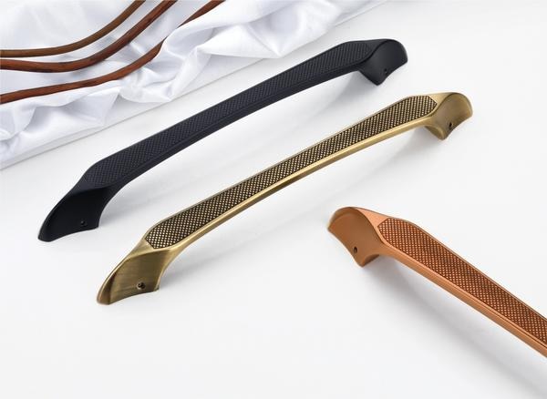 Make a confident statement at your doorstep with this exquisitely contoured main door handle collection, designed to fuse understated elegance with bold craftsmanship.Each handle boasts a sweeping, aerodynamic curve that lends a sense of movement and grace, while the meticulously patterned grip section isn’t just a textural detail—it’s a tactile experience that elevates the ordinary into the extraordinary. The diamond-patterned inlay doesn’t just catch light—it dances with it, creating a mesmerizing interplay of shadow and shine.Offered in three powerful finishes—matte black for an ultra-modern edge, antique brass for timeless warmth, and rich copper for that luxurious, artisanal flair—these handles are more than accessories. They’re architectural statements, precision-engineered to withstand the elements and time.Crafted with a premium PVD coating and backed by a 3-year warranty, these pieces are where form meets function in perfect balance, turning every entry into an experience.