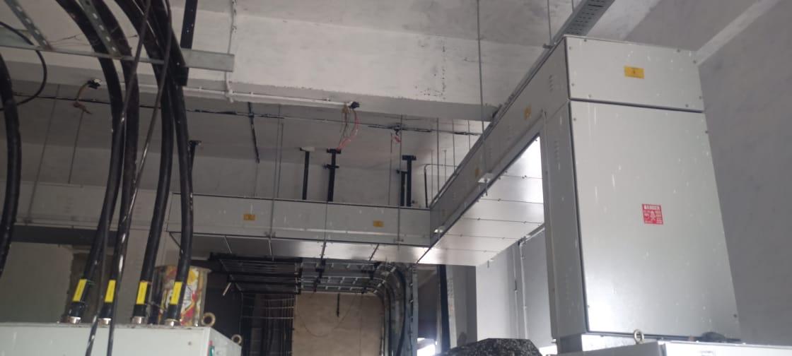 A bus duct is an enclosed metal housing that contains copper or aluminum busbars, which are conductors of electricity. It's essentially a metal duct designed to safely and efficiently distribute electrical power, acting as an alternative to traditional power cables. Bus ducts are often used in large industrial facilities, data centers, and commercial buildings.