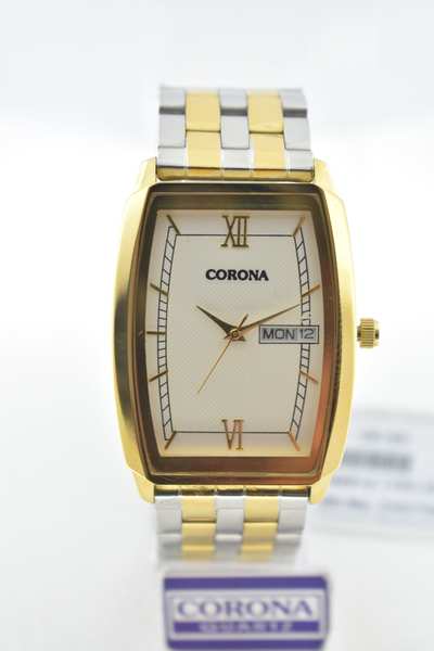 A classy, classic design that will look good on any wrist. This watch features a stylish gold tone bezel and a white dial.