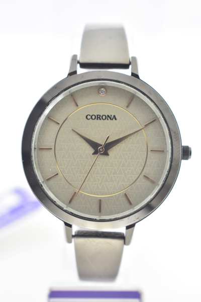 Presenting our Gunmetal Plated Women's Wrist Watch, a fusion of modern edge and timeless elegance. The gunmetal-plated case exudes a unique and bold charm, making a statement that's both daring and refined. Elevate your look with this exceptional timepiece, where contemporary aesthetics meet classic design, resulting in a watch that's perfect for adding a touch of sophistication and a hint of edginess to any ensemble.