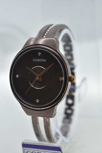 Introducing our exquisite Brown Plated Women's Wrist Watch, a harmonious blend of elegance and precision. The warm brown-plated case beautifully frames a delicate pink dial, exuding a charming and feminine allure. Powered by Japanese movement, this timepiece ensures exceptional accuracy, embodying reliability in every tick. With its refined design and attention to detail, this watch becomes a captivating accessory that complements your style effortlessly. The perfect blend of brown tones and the soft pink dial makes it an ideal statement piece for women who appreciate both sophistication and reliability. Elevate your wrist with this exceptional timepiece, where beauty and precision intertwine to create a watch that's as stunning as it is dependable.