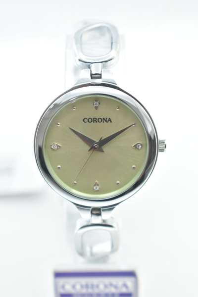 Introducing our Silver Women's Wrist Watch with a Green Dial, a perfect balance of elegance and nature-inspired charm. The polished silver case beautifully frames a captivating green dial, creating a harmonious blend of timeless design and a fresh, natural hue. Elevate your look with this exceptional timepiece, where enduring sophistication meets the rejuvenating color of nature, resulting in a watch that's perfect for adding a touch of refinement and a hint of the outdoors to any ensemble.