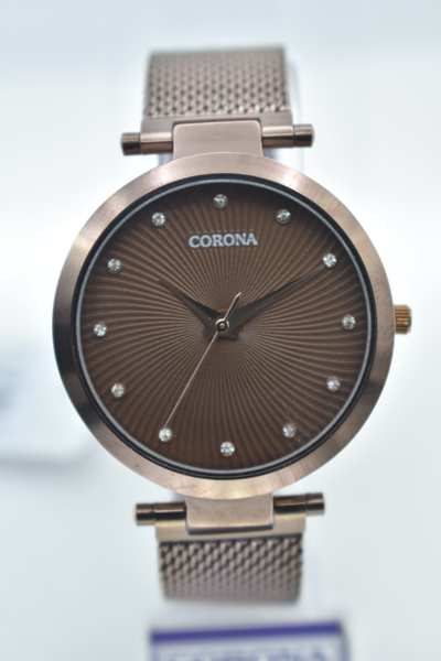 Introducing our Brown Plated Women's Wrist Watch, a harmonious blend of classic charm and modern style. The rich brown-plated case exudes a sense of warmth and elegance, making a statement that's both versatile and refined. Elevate your look with this exceptional timepiece, where traditional design meets contemporary aesthetics, resulting in a watch that's perfect for adding a touch of sophistication to any outfit.