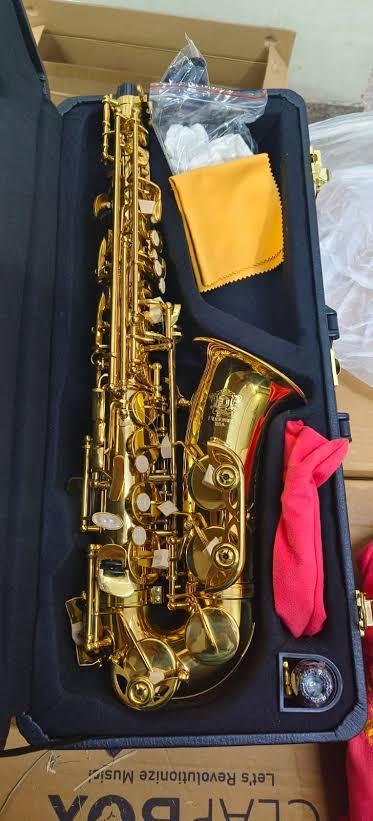 Attractive Gold plated finish with rich looking colour. F# Key, Eb pitch, Conical bore, 30 inches, 24 holes, 13 keys, 24 rings, 5 inches bell diameter, with complete body parts, Accessories & Case.Top grade leather pads with metal resonating discs. Perfectly aligned rods with fully ribbed posts for extra strength & durability.All keys hand assembled and adjusted. Ergonomically designed comfort thumb rest, key shape, key placement and uniformity of key height for incredibly smooth finger movement.Highest quality mouthpiece with reed, ligature & cap.Accessories included cork grease, special cloth swab & full length swab brush.
