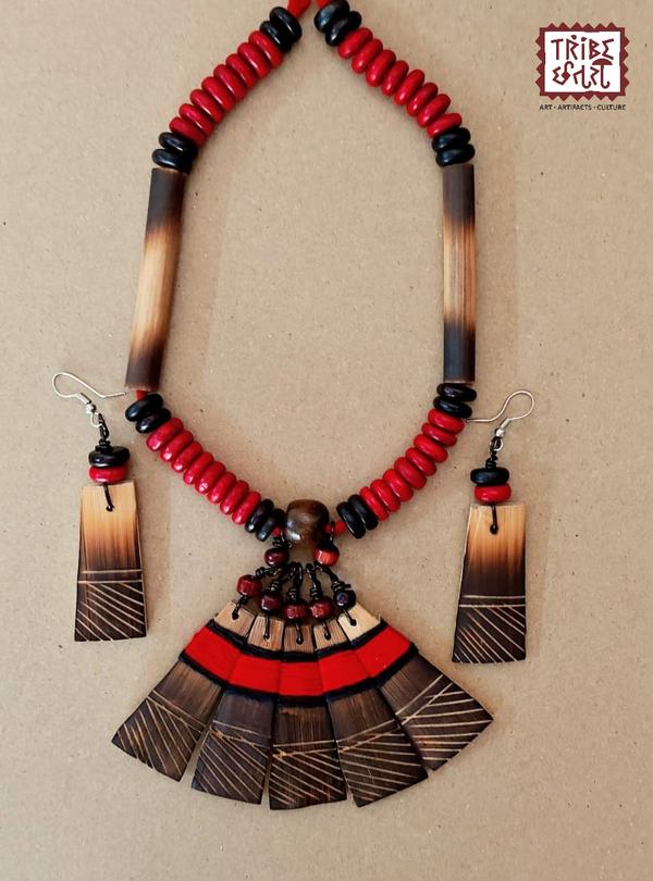 Attractive Bamboo necklace setIf you're looking for an attractive bamboo necklace in Pune, you're in for a treat. Tribe Chatari offers a beautiful collection of handmade bamboo jewelry inspired by the adornments of Bengali tribal women from the Birbhum district. These pieces are crafted by skilled Santal tribal artisans from West Bengal, reflecting traditional tribal aesthetics with a contemporary touch. Our collection includes various designs, such as dried grass necklaces, grass and beads necklace sets, and colorful bamboo jewelry. These pieces are not only stylish but also eco-friendly, making them a great choice for those who appreciate sustainable fashion.