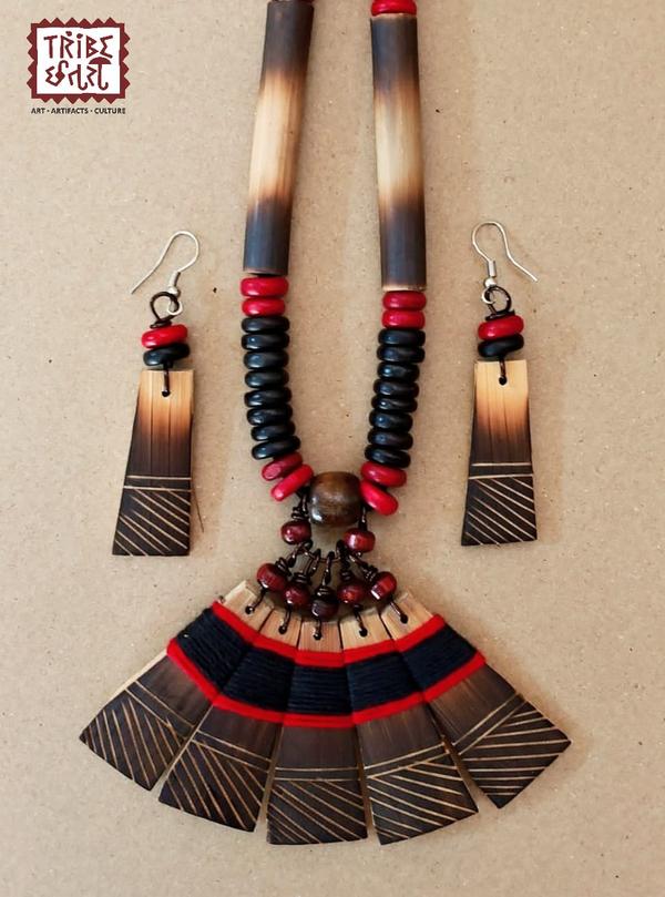 Attractive Bamboo necklace setIf you're looking for an attractive bamboo necklace , you're in for a treat. Tribe Chatari offers a beautiful collection of handmade bamboo jewelry inspired by the adornments of Bengali tribal women from the Birbhum district. These pieces are crafted by skilled Santal tribal artisans from West Bengal, reflecting traditional tribal aesthetics with a contemporary touch. Our collection includes various designs, such as dried grass necklaces, grass and beads necklace sets, and colorful bamboo jewelry. These pieces are not only stylish but also eco-friendly, making them a great choice for those who appreciate sustainable fashion.