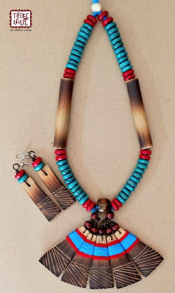 Attractive Bamboo necklace setIf you're looking for an attractive bamboo necklace , you're in for a treat. Tribe Chatari offers a beautiful collection of handmade bamboo jewelry inspired by the adornments of Bengali tribal women from the Birbhum district. These pieces are crafted by skilled Santal tribal artisans from West Bengal, reflecting traditional tribal aesthetics with a contemporary touch. Our collection includes various designs, such as dried grass necklaces, grass and beads necklace sets, and colorful bamboo jewelry. These pieces are not only stylish but also eco-friendly, making them a great choice for those who appreciate sustainable fashion.
