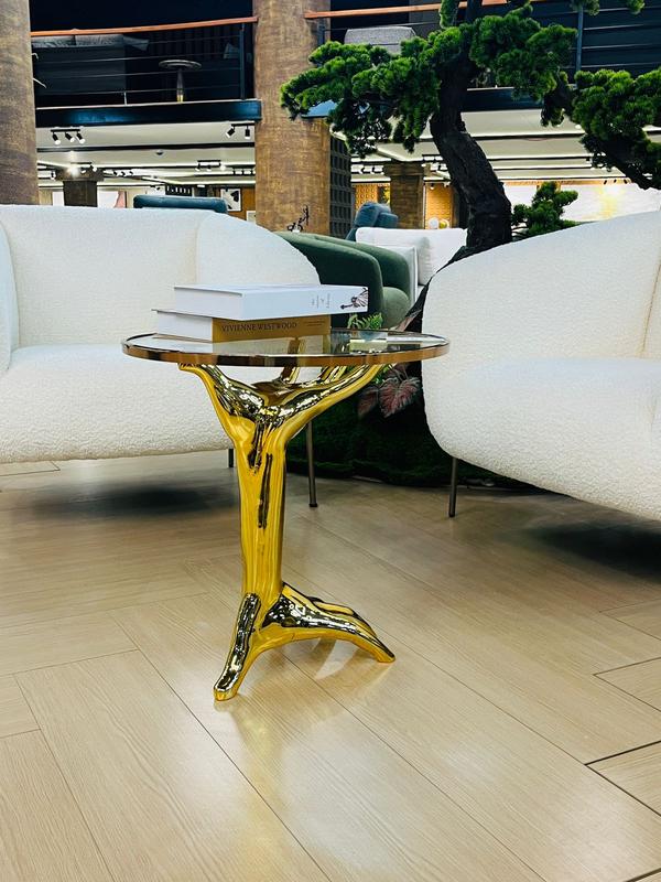 Eye-catching hand-shaped side table in a glossy gold finish, crafted from durable metal and fiberglass. MATERIAL          - Metal & Fiberglass Dimension         - 65*53COLOUR             - Gold 