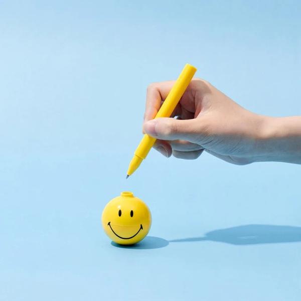 Colorful Smiley Design: The Kaco Lollipop Desktop Pen features a colorful yellow design with Smiley face that adds a touch of fun to your workspace.Sturdy Circle-Type Cap: The pen's circle-type cap is sturdy and keeps your pen secure on your desk.Ergonomic Body Design: The ergonomic body design makes the pen comfortable to use, even during long writing sessions.Specially Formulated Pigment Ink: The pen uses a specially formulated pigment ink that is water-resistant and fade-resistant.Soft Touch: The pen's soft-touch grip ensures a comfortable writing experience.Quick-Drying Black Ink: The quick-drying black ink ensures that your writing stays neat and smudge-free. Brighten up your workspace and enjoy a comfortable writing experience with the Kaco Lollipop Desktop Pen!