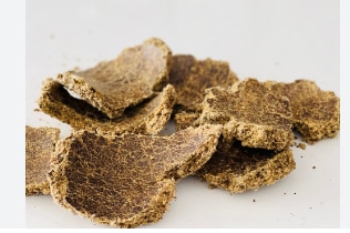 Cotton cake, also known as cottonseed oil cake or cottonseed meal, is a byproduct of cotton seed oil extraction. It's a semi-solid material remaining after the oil is pressed from the seeds, following the ginning process that separates cotton lint from the seeds. This byproduct is commonly used as a source of protein and energy for livestock, and can also be used in organic fertilizers. 