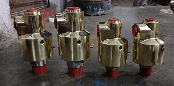 Deublin Rotary Joint Manufacturers in AhmedabadWe are also supply in Andhra Pradesh, Arunachal Pradesh, Assam, Bihar, Chhattisgarh, Goa, Gujarat, Haryana, Himachal Pradesh, Jharkhand, Karnataka, Kerala, Madhya Pradesh, Maharashtra, Manipur, Meghalaya, Mizoram, Nagaland, Odisha, Punjab, Rajasthan, Sikkim, Tamil Nadu, Telangana, Tripura, Uttar Pradesh, Uttarakhand, and West BengalFluid Transfer:Deublin rotary joints enable smooth and efficient fluid transfer to rotating machinery, allowing for processes like heating, cooling, or drying. Sealing:They utilize advanced sealing technologies, including balanced mechanical seals, to prevent leaks and ensure reliable performance, even in high-pressure and high-speed applications. Versatility:Deublin offers a wide range of rotary joints designed for various fluids, pressures, speeds, and temperatures, catering to diverse industrial needs. Reduced Maintenance:Their robust design and high-quality materials contribute to extended service life and minimized maintenance requirements. Applications:Paper and Textile Drying Cylinders: Deublin rotary joints facilitate steam transfer for drying processes. Rubber Mills: They provide coolant or heat for the rubber processing. High-Speed Rolls and Drums: Deublin rotary joints are used for heating and cooling these rotating components. Wind and Hydro Energy: Deublin rotary joints are used to minimize costs for operators of wind, hydro, and other forms of green energy. Oil & Gas: They are used in oil and gas applications where mechanical seal products resist wear and leakage for uninterrupted operation and minimal maintenanceMaterial	Mild SteelSize/Diameter	6 inchesUsage/Application	Hot OilColor	BlueModel Name/Number	RK150Country of Origin	Made in IndiaUnion for High Temperature OilWith conical or ball bearingsExternal cooling of the lubrication oilAvailable in sizes 3“ to 8” Temperatures up to 300°C (570°F)