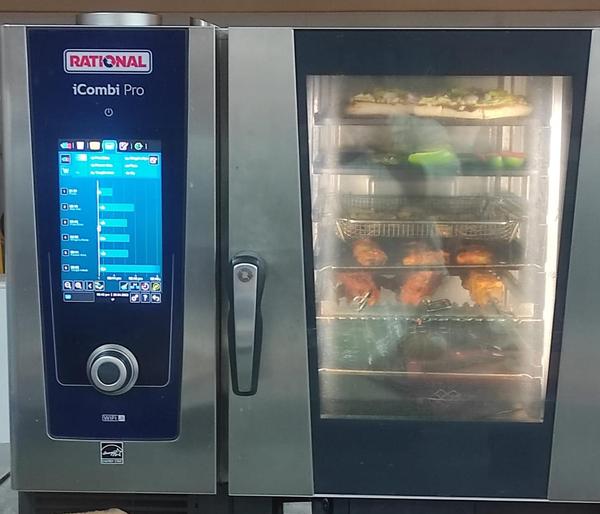 This is me RATIONAL iCombi Pro. I'm new. I am experienced, think, learn, forget nothing, watch and adapt. I know the desired result, adapt the humidity, air speed and temperature automatically. Thanks to my intelligence, I will dynamically respond to your requirements. Has the cooking cabinet door been open too long? Is the steak thicker than usual? Are there more chips than the last time? I will automatically adjust the settings and deliver your desired result. Time and time again. With extreme efficiency. After all, that's what my intelligence is for.