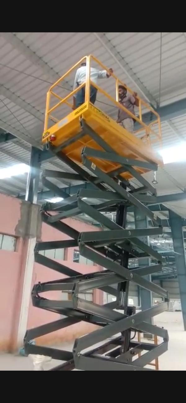 SCISSOR LIFT PLAT FORM Model : Current Operated Motor : 5 hp /3 phase /1440 RPM/ /INDIAN MAKEPower pack : Suma(oil immerse power pack imported)TYPE : Fixed