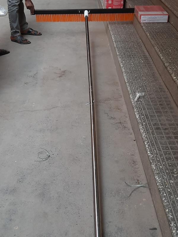 Texture Brush With Handle - Nylon.It is used in the building construction industry. It is used in the construction industry to draw lines on the floor when laying the floor.