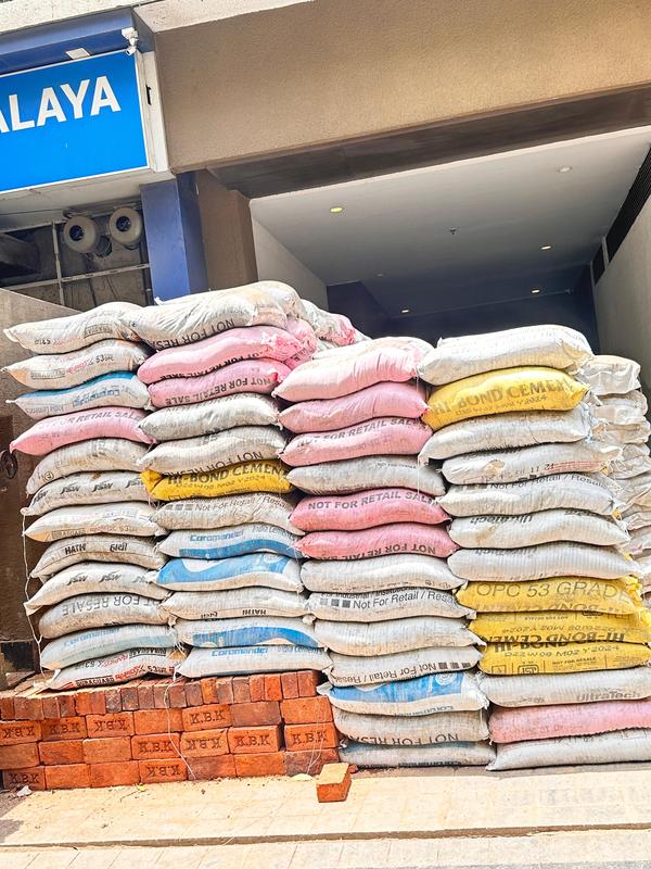 50kg sand bags are durable, pre-filled sacks commonly used for construction, landscaping, flood control, and weight-based applications. Each bag contains approximately 50 kilograms of graded sand, typically packed in woven polypropylene or jute material for strength and easy handling. These bags are ideal for small-scale construction needs like plastering, paving, or tiling, where bulk sand may be impractical. In flood-prone areas, 50kg sand bags serve as effective barriers against water ingress. Their standardized weight ensures consistent supply and easy transport, making them suitable for both retail and commercial use. Clean, screened sand ensures quality and minimizes contaminants.