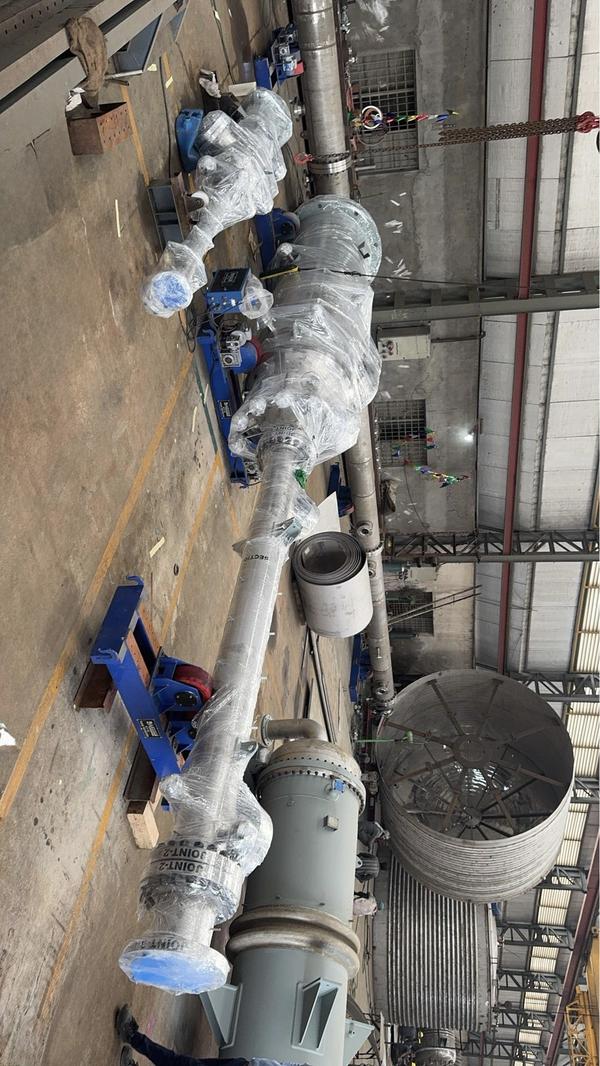 A distillation column is a crucial piece of equipment used in chemical engineering to separate mixtures based on differences in their volatilities in a boiling liquid mixture. It's widely used in industries like oil refining, petrochemical production, and alcohol distillation.Distillation works by heating a liquid mixture to form vapor and then condensing the vapor to separate components based on their boiling points. The distillation column enhances this separation by providing a large surface area for vapor-liquid contact, allowing repeated vaporization and condensation (called rectification).