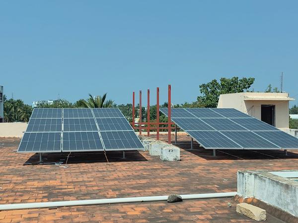 An off-grid solar system provides electricity independently of the traditional utility grid, relying on solar panels and battery storage to generate and store power. These systems are ideal for remote locations or areas with unreliable grid access. Unlike on-grid systems, off-grid systems do not feed power back into the grid and must generate all the electricity needed for the house or business