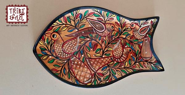 *Hand-Painted wooden Pattachitra Tray From the Heart of Bengal*🫴Bring home a piece of Bengal's rich artistic heritage with these exquisite Pattachitra-painted wooden Trays ,metal pots and kettles, handcrafted by skilled folk artists. Originating from the vibrant culture of West Bengal, each piece is a celebration of storytelling through intricate linework, mythological themes, and traditional motifs.🖌️ Art Form: Bengal Pattachitra🪔 Base Material: Wood🎨 Technique: Hand-painted using eco-friendly paints🌾 Themes: Folk tales, deities, flora-fauna, rural life.Whether used as decorative vases, centerpieces, or teapot planters, these vibrant collectibles add a splash of tradition and color to your home, office, or gifting ideas.✨ Every piece tells a story — rooted in tradition, made with love.Size--8x13