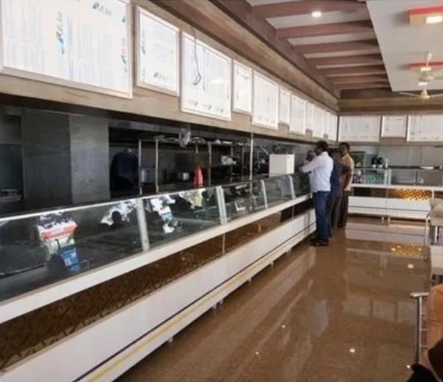 Usage/Application	RestaurantMaterial	SSBrand	SL Kitchen EquipmentCounter Shape	RectangularHeight	3.5-4 FeetMaterial Grade	SS 304SS HOT FOOD DISPLAY COUNTER WITH TOP GLASS AND GRANITE FRONT KORIEN DESIGN.