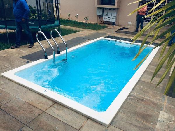 Short for “fiberglass reinforced plastic”, FRP is a type of hardened fiber-reinforced synthetic resin made by soaking polyester resin in glass fiber and laminating it in several layers, and is widely used in bathtubs, ship hulls, industrial products, and housing.