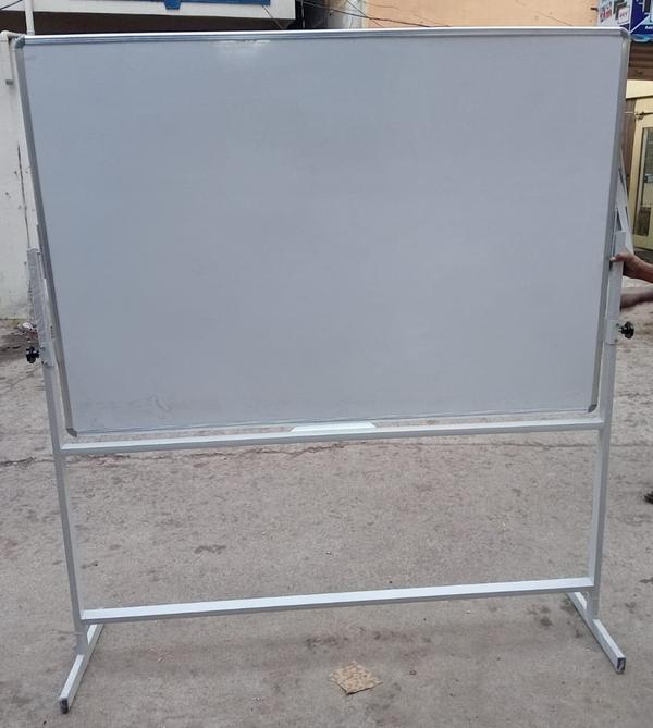 white board whith rivaling stend