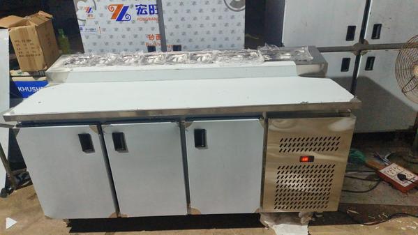 Stainless Steel Pizza Makeline Machine ManufacturersWe are also supply in Andhra Pradesh, Arunachal Pradesh, Assam, Bihar, Chhattisgarh, Goa, Gujarat, Haryana, Himachal Pradesh, Jharkhand, Karnataka, Kerala, Madhya Pradesh, Maharashtra, Manipur, Meghalaya, Mizoram, Nagaland, Odisha, Punjab, Rajasthan, Sikkim, Tamil Nadu, Telangana, Tripura, Uttar Pradesh, Uttarakhand, and West BengalSize	5 FeetUsage/Application	Commercial, Hotel, Restaurant and KitchenShape	RectangularMaterial	Stainless SteelVoltage	220VNumber Of Door	3 DoorFrequency	50HzSurface Finish	Chrome PlatedColor	White (Base)Phase	Single Phase