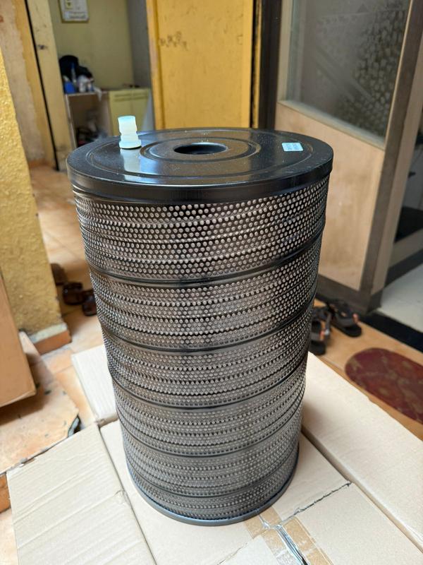 Excetek wire-cut EDM machines use deionized-water dielectric filters (paper/fiber cartridges) to remove fine erosion debris and maintain stable flushing pressure and conductivity, which directly affects cut accuracy, speed, and wire-break frequency. Most Excetek models run dual paper filters in the dielectric unit, and typical recommended mesh for wire EDM applications is in the fine range (around 3–5 µm) to keep process water ultra-clean for consistent discharge