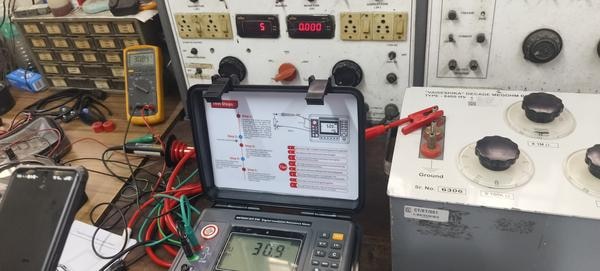 DIT-930 Digital Insulation Resistance Tester, also known asa Megohmmeter, is a high-voltage insulation resistance tester,used for insulation resistance tests.This instrument has a large LCD screen with backlit display,data storage, data review, alarm, automatic discharge, charging,automatic shutdown and other functions. It also has the functionof measuring absorption ratio and polarization index of AC voltageand DC voltage.The machine is beautiful and upscale, has a wide range,high resolution, convenient operation, easy to carry, accurate,reliable, stable performance, large output power, strong antiinterferenceability.It also features a shockproof, dust proof andmoisture-proof structure, and adapts to the harsh workingenvironments.It is a commonly used and indispensable instrumentfor Telecommunications, Electricity, Weather, ComputerRooms, Oil Fields, Electronic Mechanical Installations andMaintenance, and in Industrial Enterprises that use electricity asindustrial power or energy. It is suitable for measuring theresistance value of various insulating materials and the insulationresistance of transformers, motors, cables and electrical equipment.