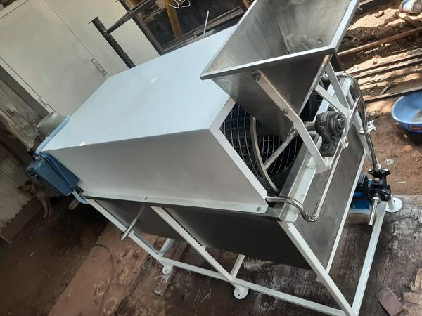 A Washing System is an essential component in food and agricultural processing plants, designed to thoroughly clean fruits, vegetables and other raw materials before further processing. Its main purpose is to remove dirt, mud, pesticides, microorganisms, and surface contaminants to ensure hygiene, product safety, and compliance with food industry standards. Washing systems are typically made from food-grade stainless steel and are engineered for continuous, high-capacity operations