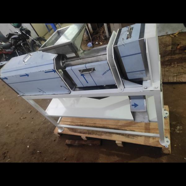 A Papaya Juice Extractor Machine is a robust and efficient food processing machine designed to extract fresh juice or pulp from ripe papaya with maximum yield and minimal wastage. The machine works by crushing the peeled papaya and separating juice and pulp from seeds and unwanted fibers using a screw press or pulper–finisher system, ensuring a smooth, uniform output while retaining the fruit’s natural color, flavor, and nutritional value.