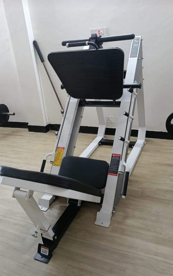 Targeted Muscle Engagement: The machine is designed to target the quadriceps, hamstrings, and glutes, promoting lower body development. Safety Features: It includes safety handles and locking pins to ensure secure and stable performance during workouts. Comfort and Support: The machine has a comfortable padded seat, back support, and footplate for proper alignment and comfort. Durability: It features a heavy-duty steel frame, often with a powder-coated finish to prevent rust and enhance durability. Adjustability: Adjustable resistance allows for customized workout intensity based on user needs. 