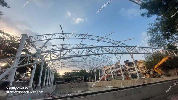 Tensile swimming pool membrane structure