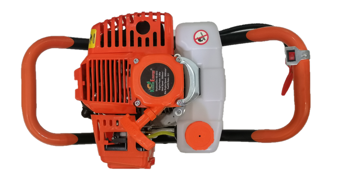Fitted with a 52 cc 2‑stroke single‑cylinder petrol engine producing about 2.2 HP, with recoil start and air‑cooled design for reliable field use.
Supplied typically with a 6-inch or 8-inch MS drill bit (single‑flight auger) and about a 1.1–1.25 L fuel tank, ideal for banana plantations, horticulture pits, fencing poles and plantation holes. Fitted with a 52 cc, 2‑stroke single‑cylinder petrol engine producing around 1.4–1.9 kW (about 2–2.6 HP) with no‑load speed up to roughly 6500–8500 rpm.
Compatible with auger bits from about 80 mm to 300 mm in diameter, suitable for tree plantation pits, fencing poles, banana and horticulture crops, making work faster and easier than manual digging.