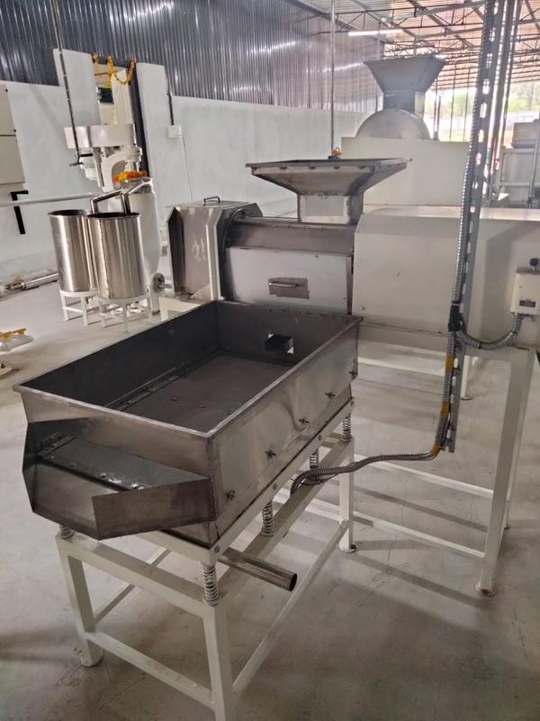 Mariya Coconut Milk Extractor Machine with Vibro Seiver-250kg/hr