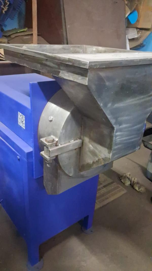 The Mariya Shell Crusher Machine is a high-capacity, high-performance solution designed for efficient crushing of coconut shells and hard agro waste. Built with a heavy-duty steel body and wear-resistant crushing blades, it ensures consistent output, long service life, and smooth operation even under continuous use. The machine delivers excellent crushing efficiency with low power consumption, making it a budget-friendly and cost-effective choice for coconut processing units, charcoal and briquette plants, and biomass industries. Easy to operate, low in maintenance, and designed for safety, the Mariya Shell Crusher Machine offers best quality performance at an affordable price, helping businesses improve productivity and maximize value from coconut shell waste.